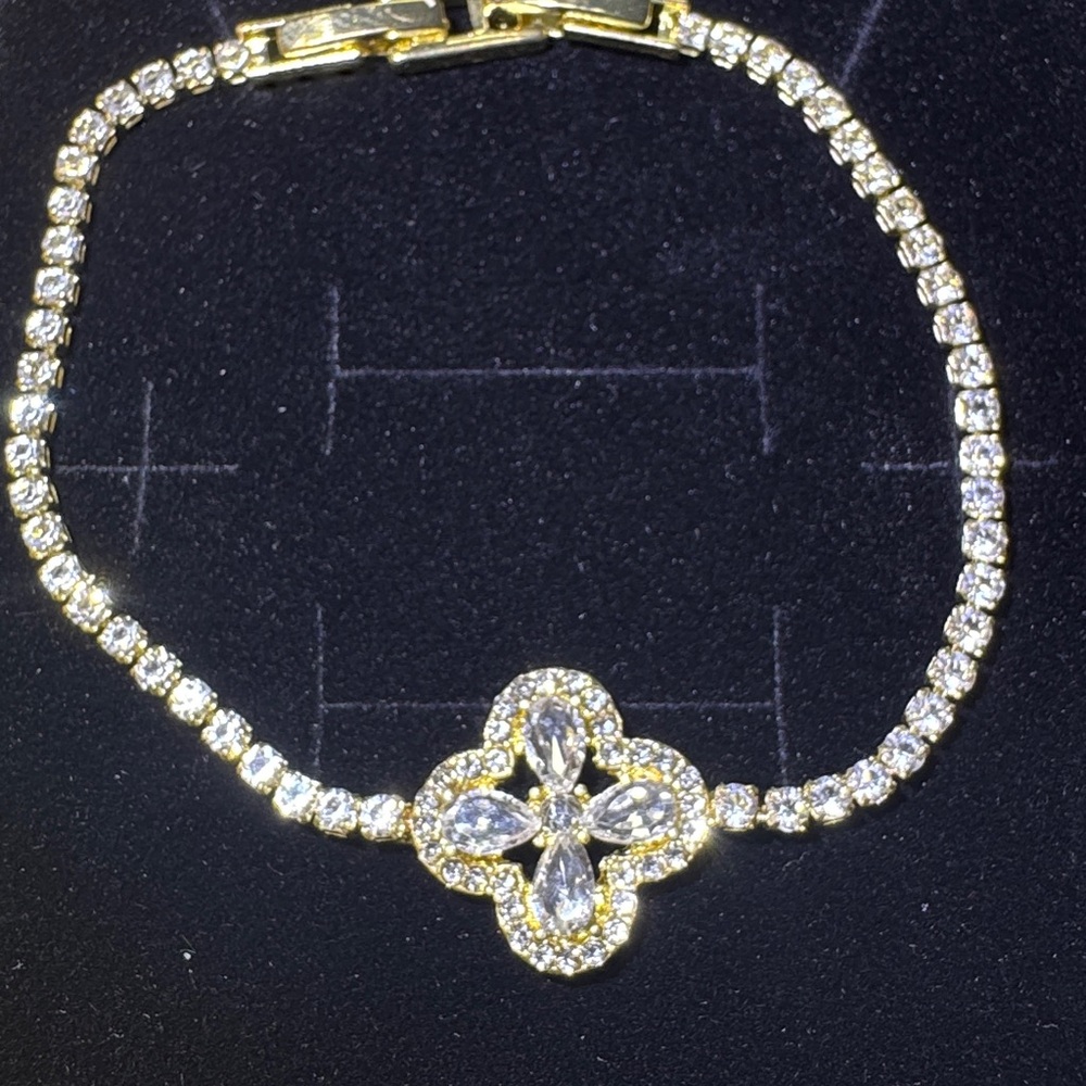 Elegant Gold Clover Bracelet